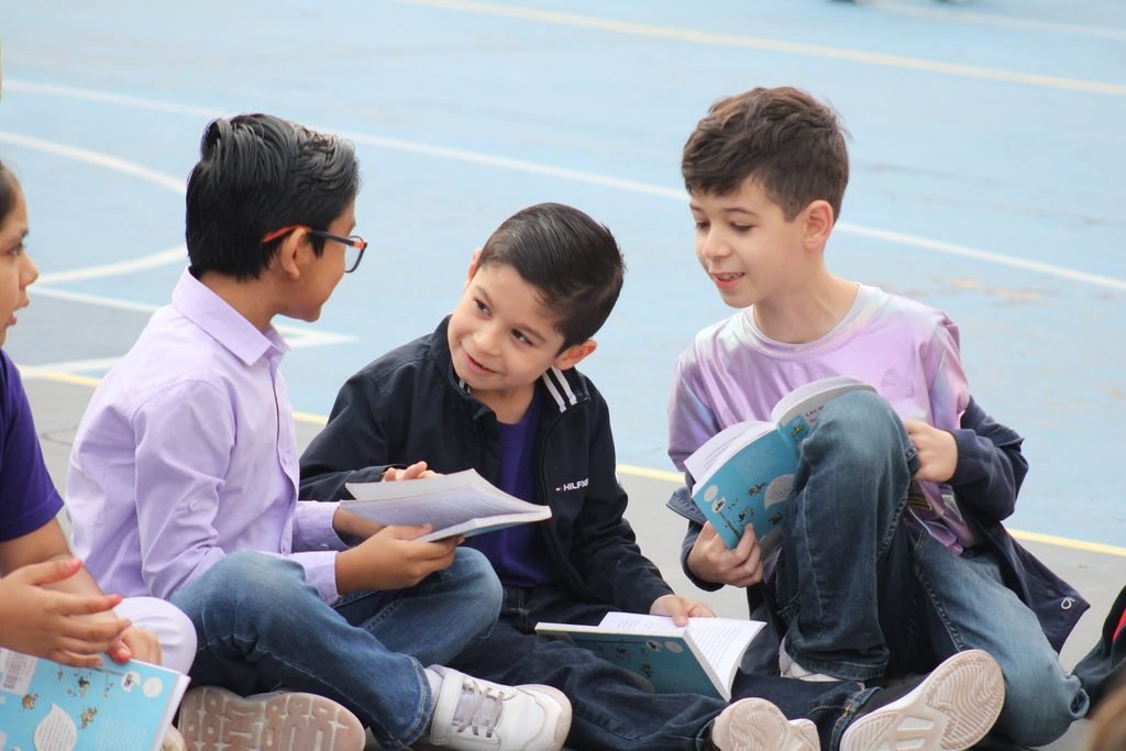 Vista Hermosa pupils reading together at the International Read Out Loud event