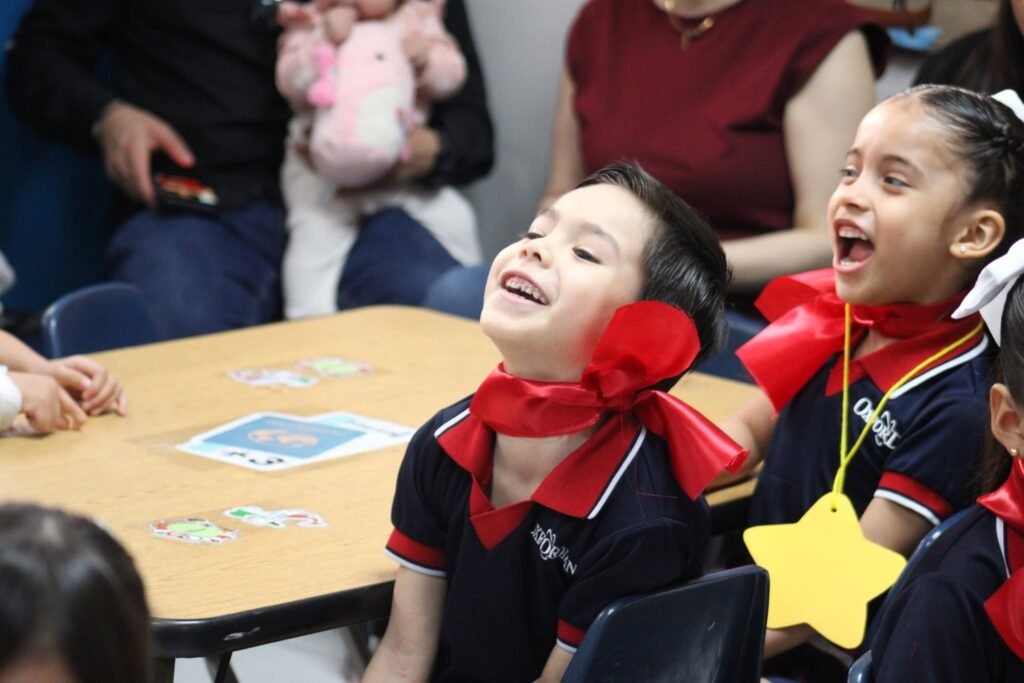 Petrolera Kínder pupils laughing together at the table