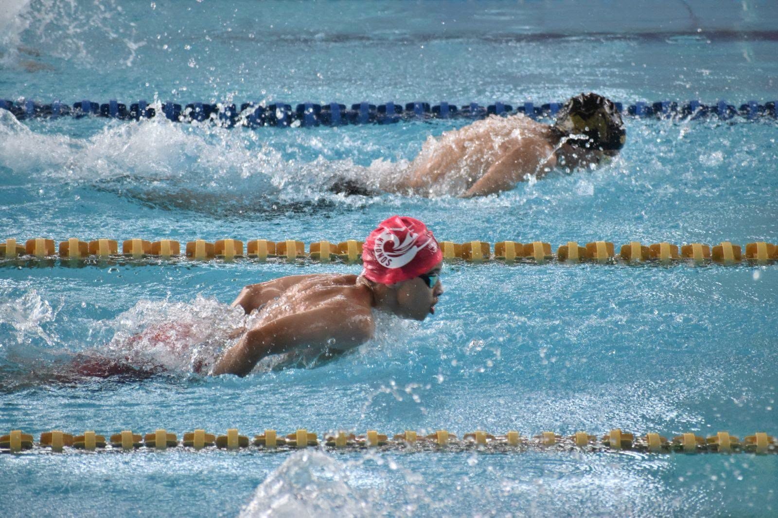 Fernando Parra swimming butterfly in a competition lane