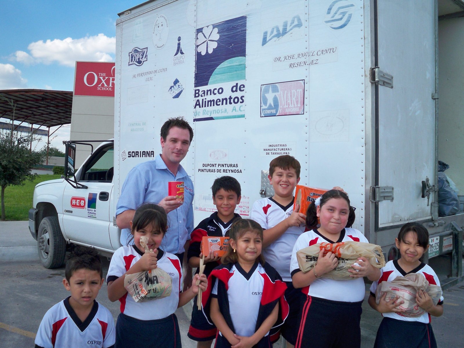 Mr Ryder with Oxfordian students and a Banco de Alimentos lorry at the Hambretón food drive