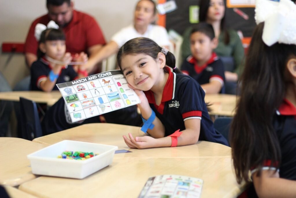 A Vista Hermosa pupil in class