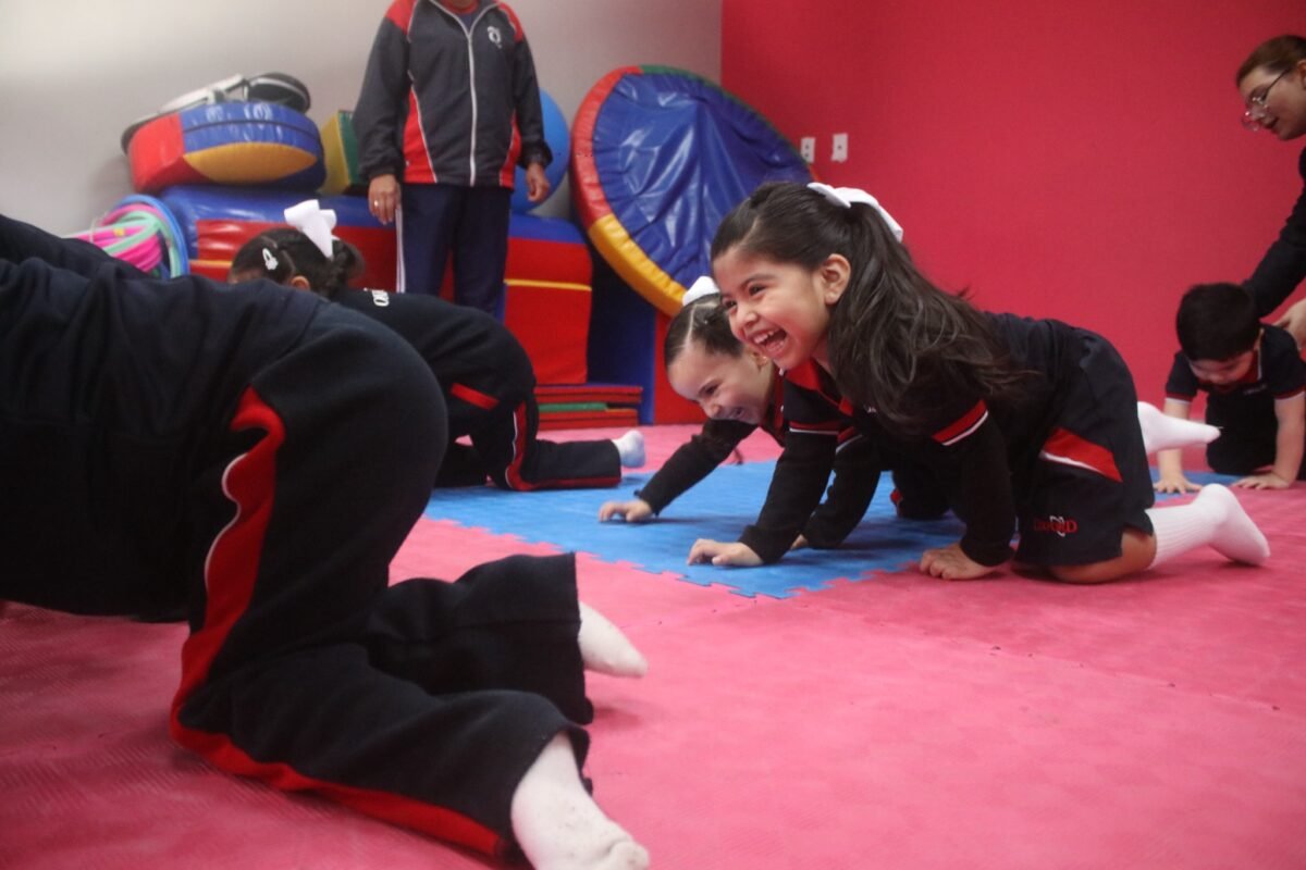 Las Fuentes kínder pupils crawling and laughing on the play mats