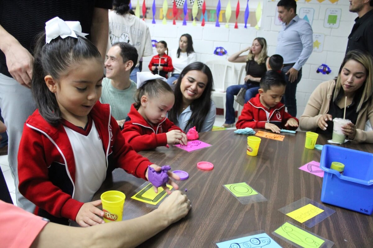 Las Quintas kínder pupils shaping play dough with their families