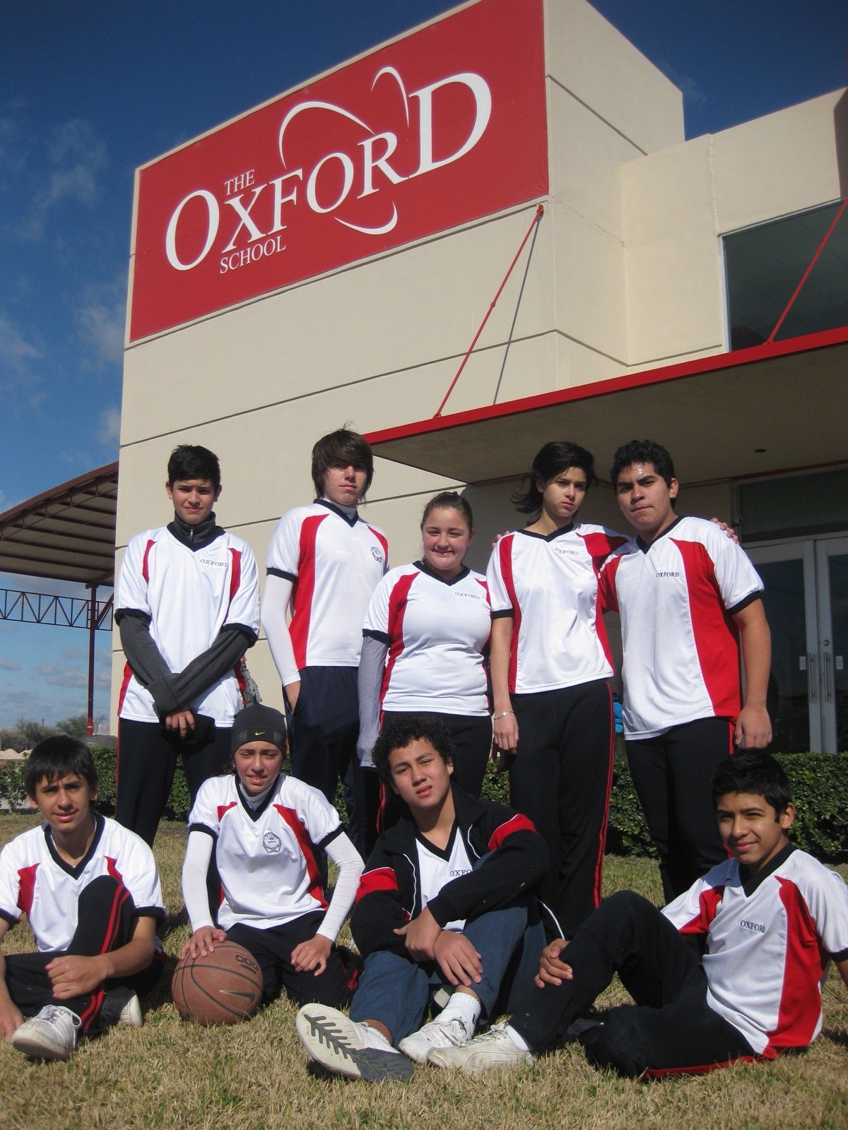 Students outside the Oxford Reynosa building in the early years
